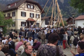 Maibaum-Aufstellen in Oberbayern!