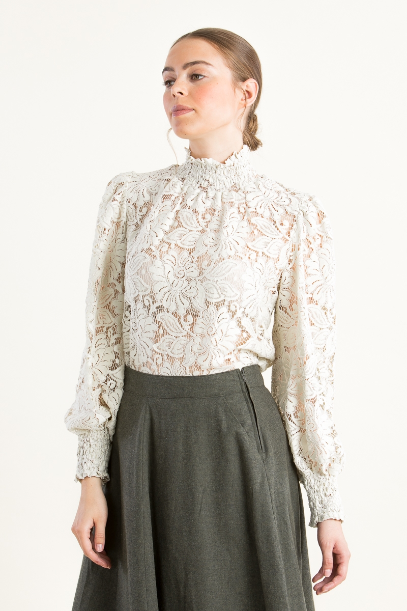 Kinga Mathe Spitzenbluse Aurelia ivory bei Almliebe 2
