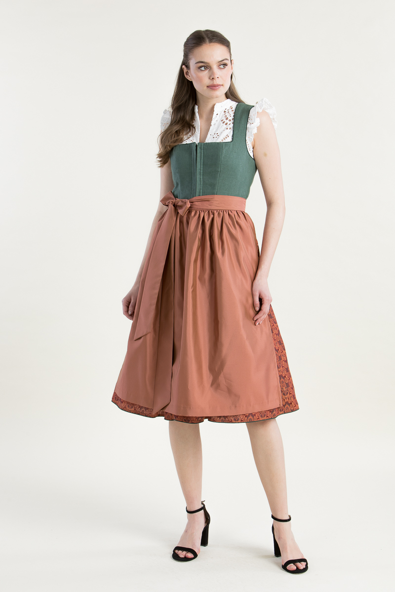 Wiesndirndl in Pinie