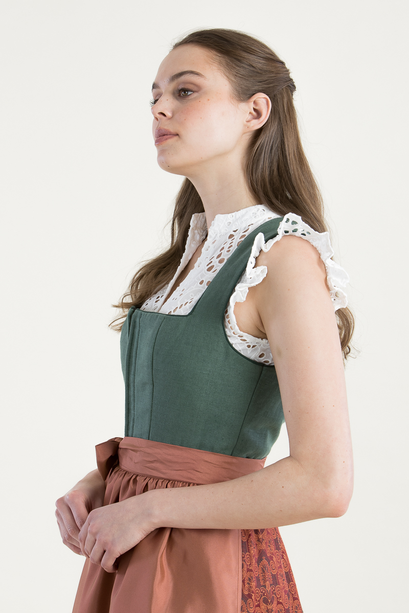 Wiesndirndl in Pinie