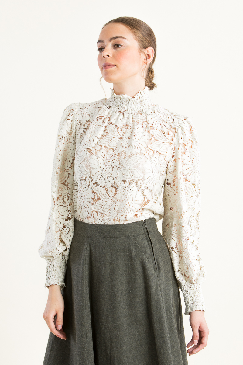 Kinga Mathe Spitzenbluse Aurelia ivory bei Almliebe 2
