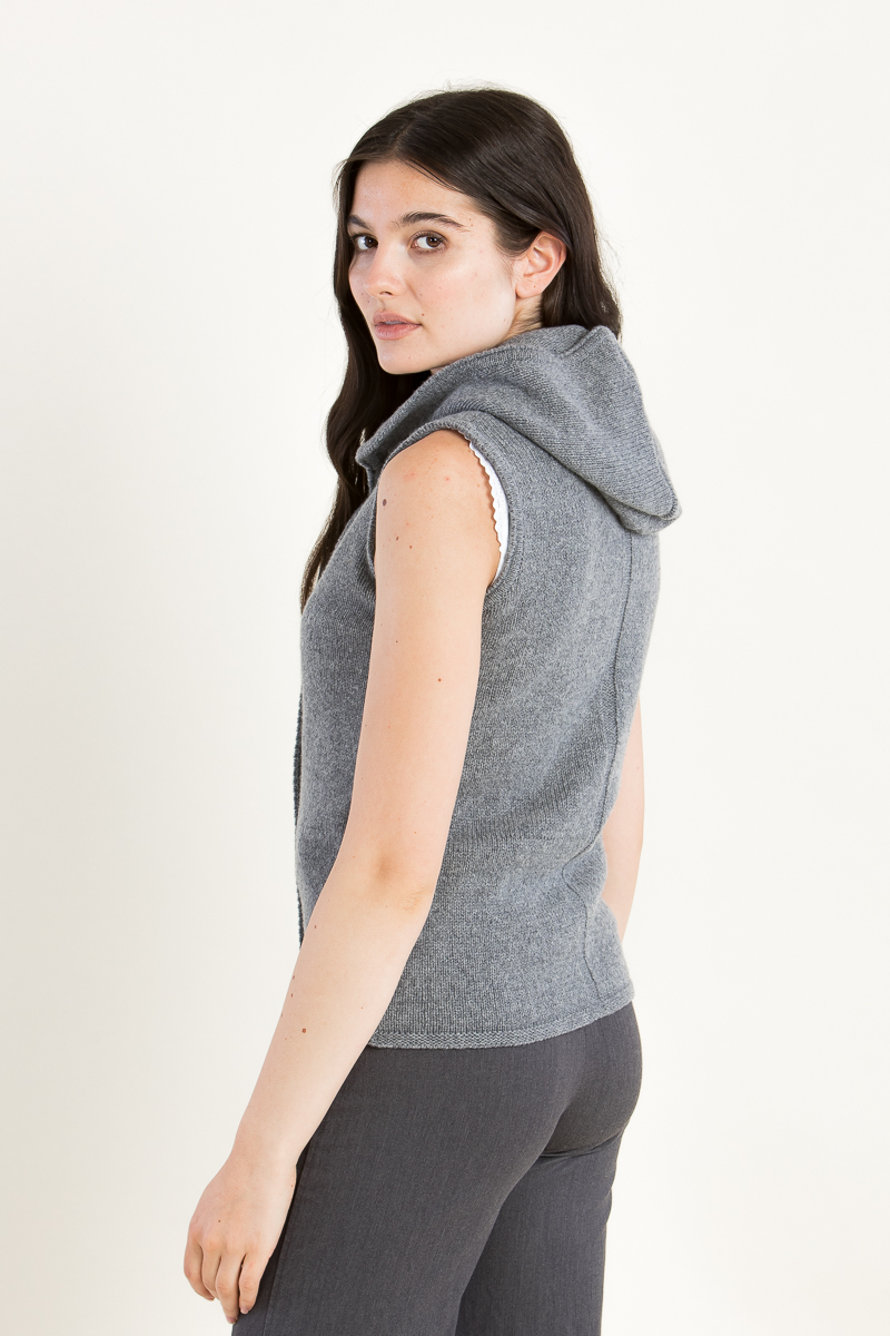 Kapuzenjanker ohne Arm "Ronja" anthra